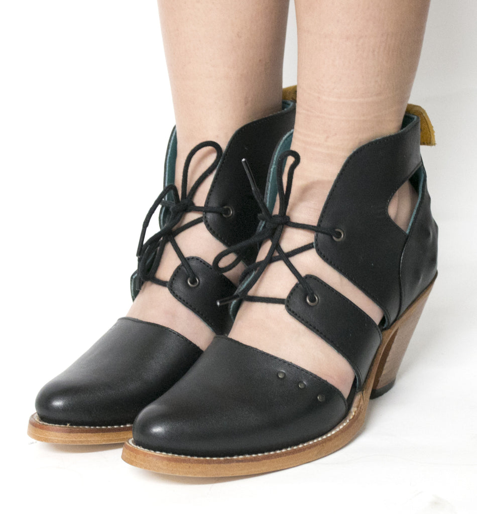 No.1054 ALLEY cutout desert boot Black - pskaufmanfootwear