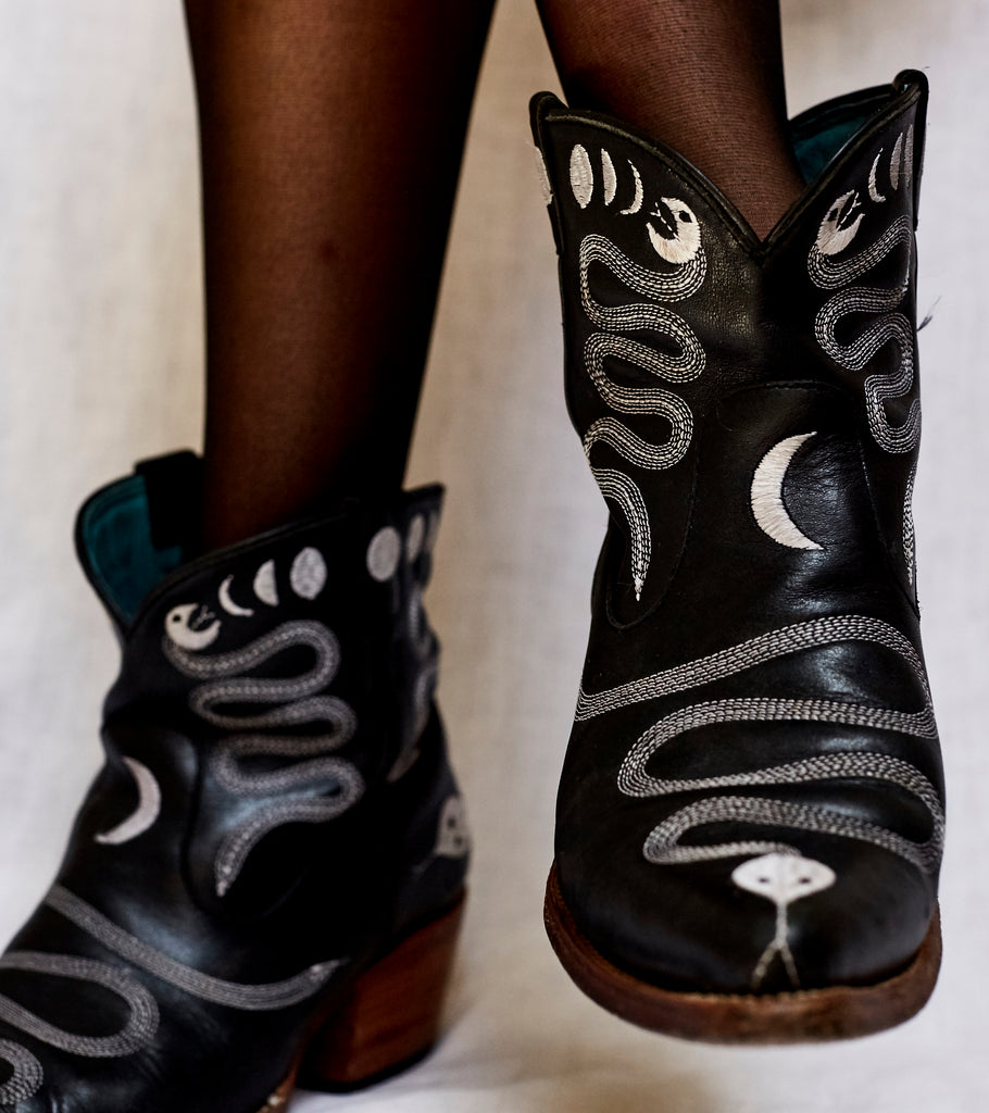 MIMIXPSK_blkboot_shoes2_1024x1